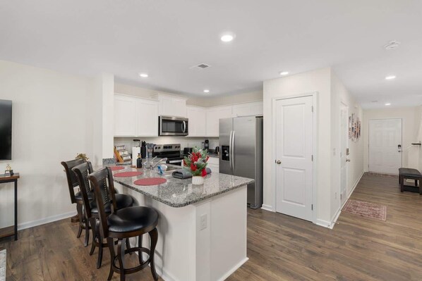 Fridge, microwave, oven, stovetop - ‼️New 3BR Raceday Retreat - Steps from Speedway (Bristol)