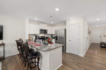 ‼️New 3BR Raceday Retreat - Steps from Speedway