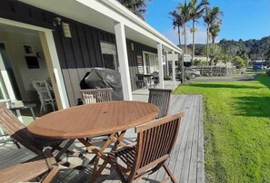 Outdoor dining - Hosts on the Coast Art in the Park (Whitianga)