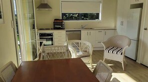Fridge, microwave, oven, stovetop - Hosts on the Coast Art in the Park (Whitianga)