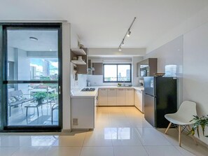 Microwave, oven, stovetop - Cozy 2-bedroom apartment with A/C in Santa Cruz (Santa Cruz de la Sierra)