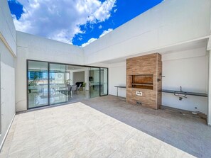 Outdoor dining - Cozy 2-bedroom apartment with A/C in Santa Cruz (Santa Cruz de la Sierra)