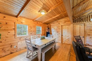 Dining - Fabulous 2-bedroom cabin in charming Cub Run (Cub Run)