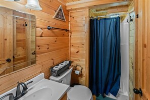 Shower, hair dryer, towels, soap - Fabulous 2-bedroom cabin in charming Cub Run (Cub Run)