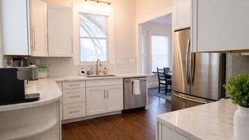 Kylskåp, mikrovågsugn, ugn och spishäll