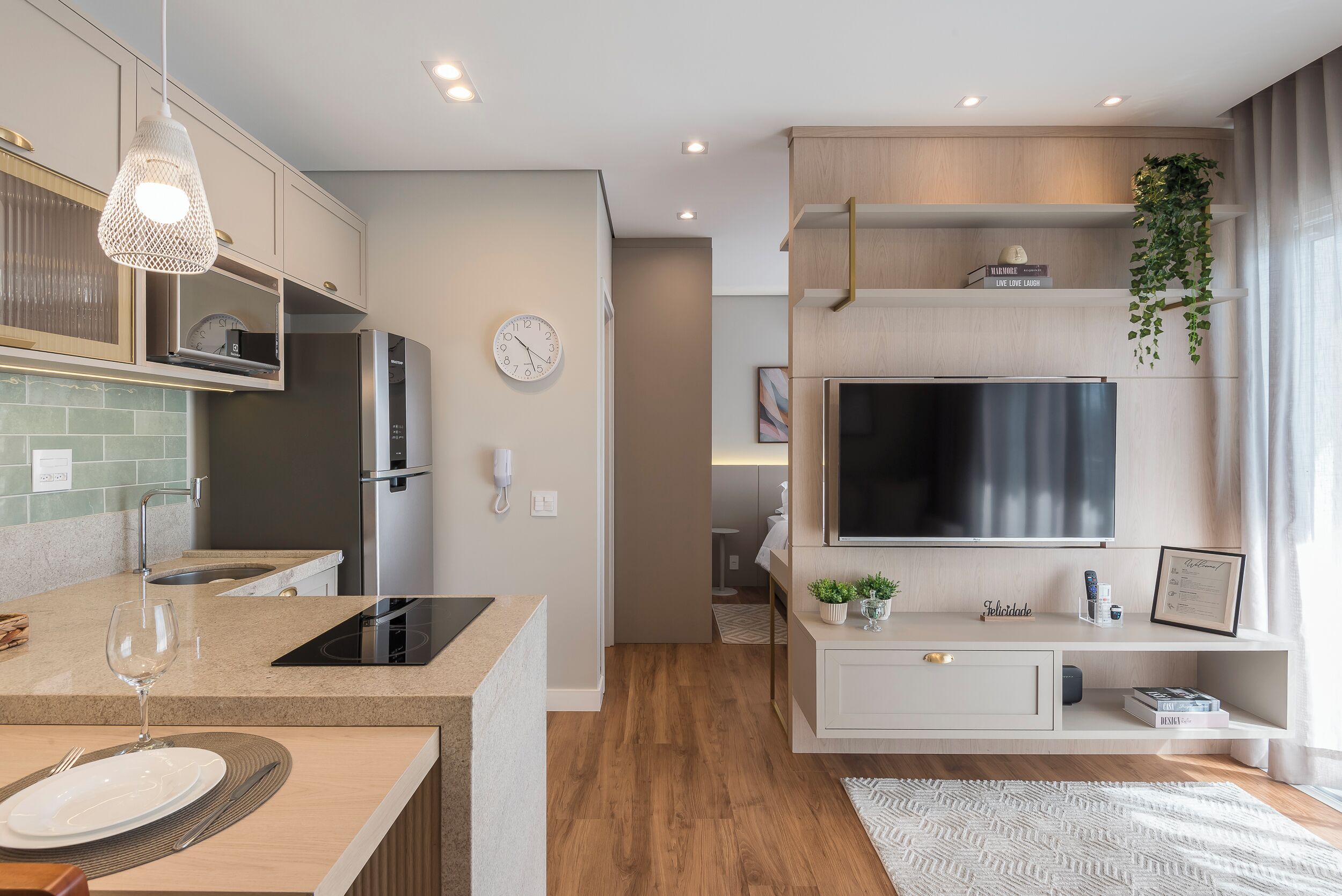 Kühlschrank, Mikrowelle, Ofen, Wasserkocher mit Kaffee-/Teezubehör