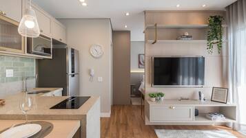 Kühlschrank, Mikrowelle, Ofen, Wasserkocher mit Kaffee-/Teezubehör