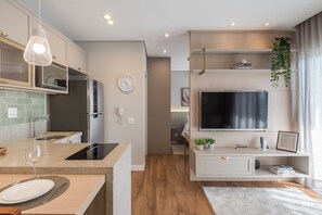 Kühlschrank, Mikrowelle, Ofen, Wasserkocher mit Kaffee-/Teezubehör