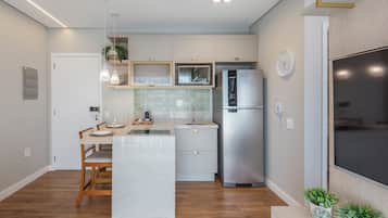 Geladeira, micro-ondas, fogão, cafeteira/chaleira