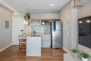 Een koelkast, een microgolfoven, een oven