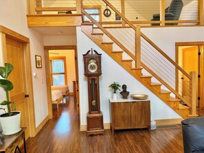 مكتب ومكواة/لوح كي وسرير سفر وواي فاي مجانًا