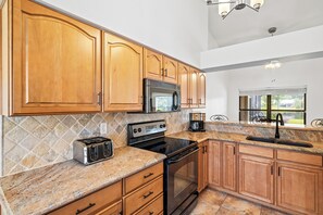 ثلاجة، ميكروويف، فرن، موقد طهي مسطح