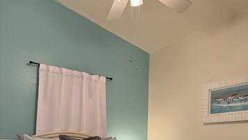 Strygejern/strygebræt, internetforbindelse, sengetøj