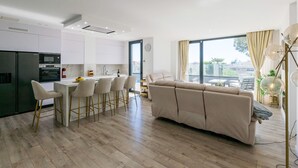 Un apartamento moderno con cocina, comedor y sala de estar.