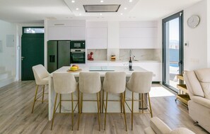 Fridge, oven, stovetop, dishwasher