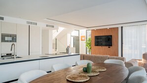 Una cocina moderna con horno integrado y lavamanos.