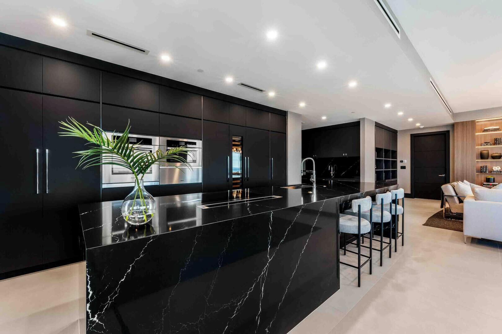 Apartment (4 Bedrooms) | Private kitchen | Microwave, oven, dishwasher