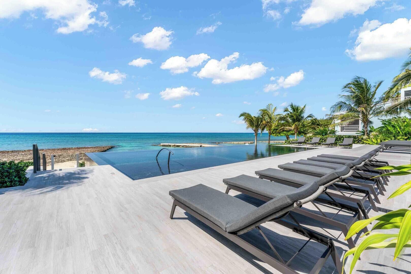 Kolam renang outdoor