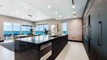 Apartment (4 Bedrooms) | Private kitchen | Microwave, oven, dishwasher