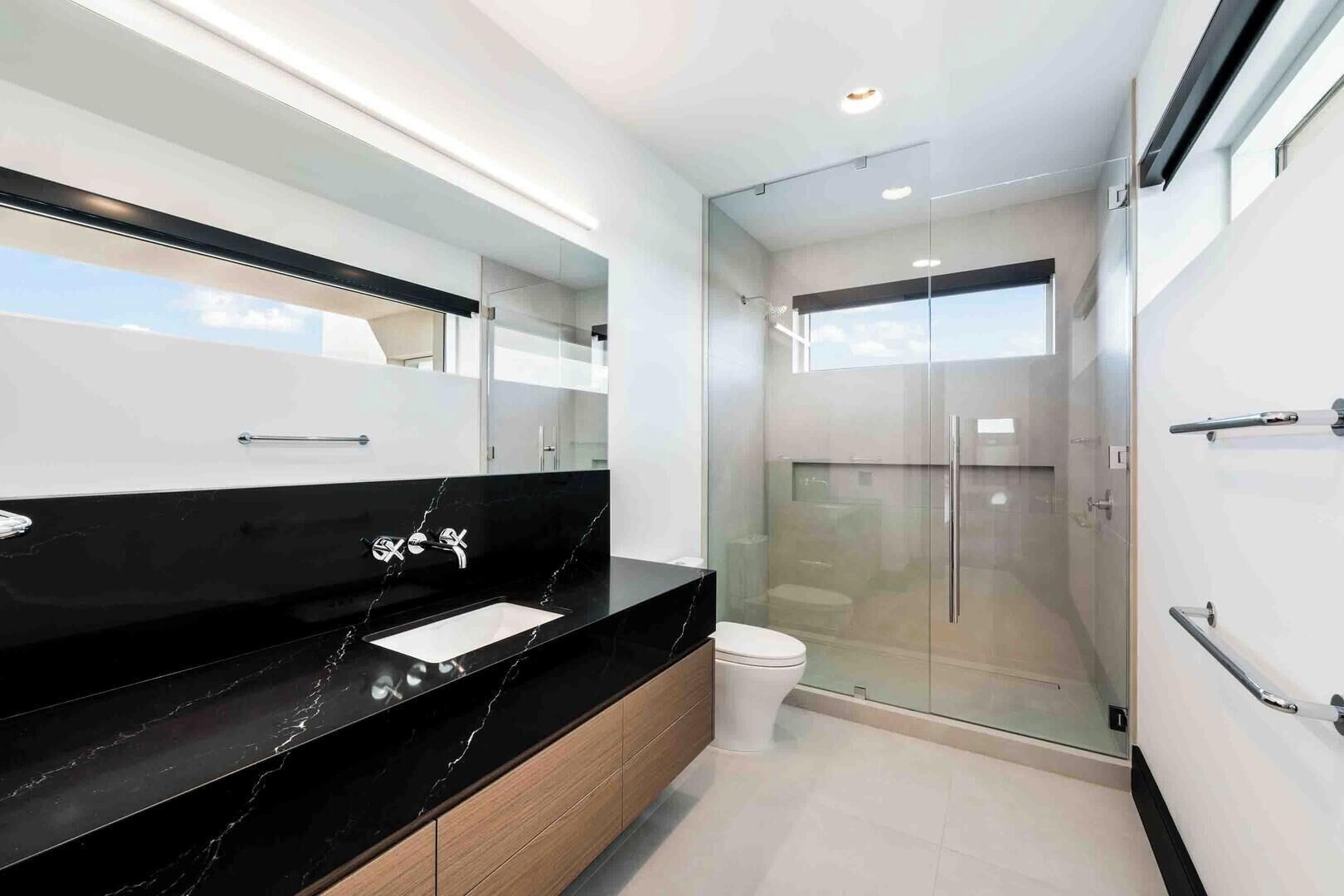 Apartment (4 Bedrooms) | Badezimmer | Dusche, Handtücher