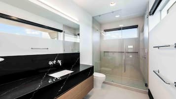Apartment (4 Bedrooms) | Badezimmer | Dusche, Handtücher