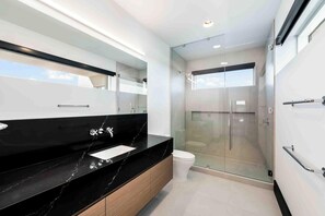 Apartment (4 Bedrooms) | Bilik Mandi | Pancuran mandi, tuala disediakan 