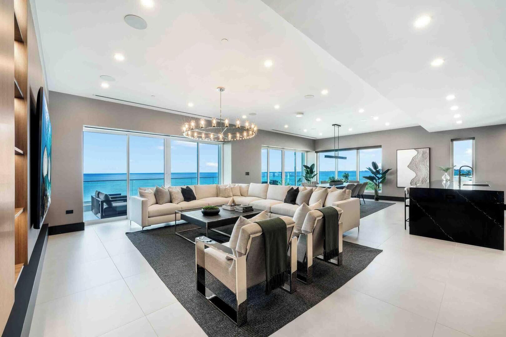 Apartemen (4 Bedrooms) | Area keluarga | TV