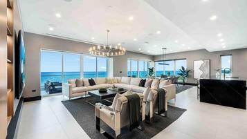 Apartemen (4 Bedrooms) | Area keluarga | TV