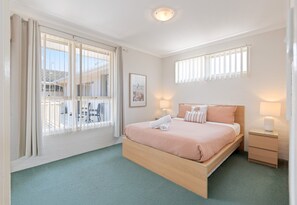 Iron/ironing board, internet, bed sheets - Merimbula Beach Holiday Apartments (Merimbula)