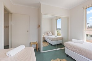 مكواة/لوح كي وخدمة الإنترنت وملاءات أسرّة