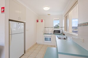 ثلاجة، فرن، موقد طهي مسطح، محمصة خبز