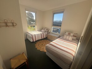 مكواة/لوح كي وخدمة الإنترنت وملاءات أسرّة