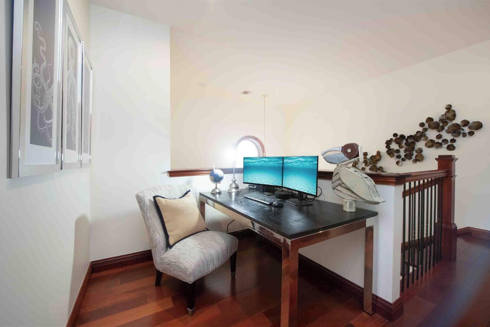 Studio (4 Bedrooms) | Business center dalam bilik