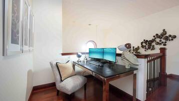 Studio (4 Bedrooms) | Business center dalam bilik