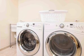 Studio (4 Bedrooms) | Laundry - Casa Luna (George Town)