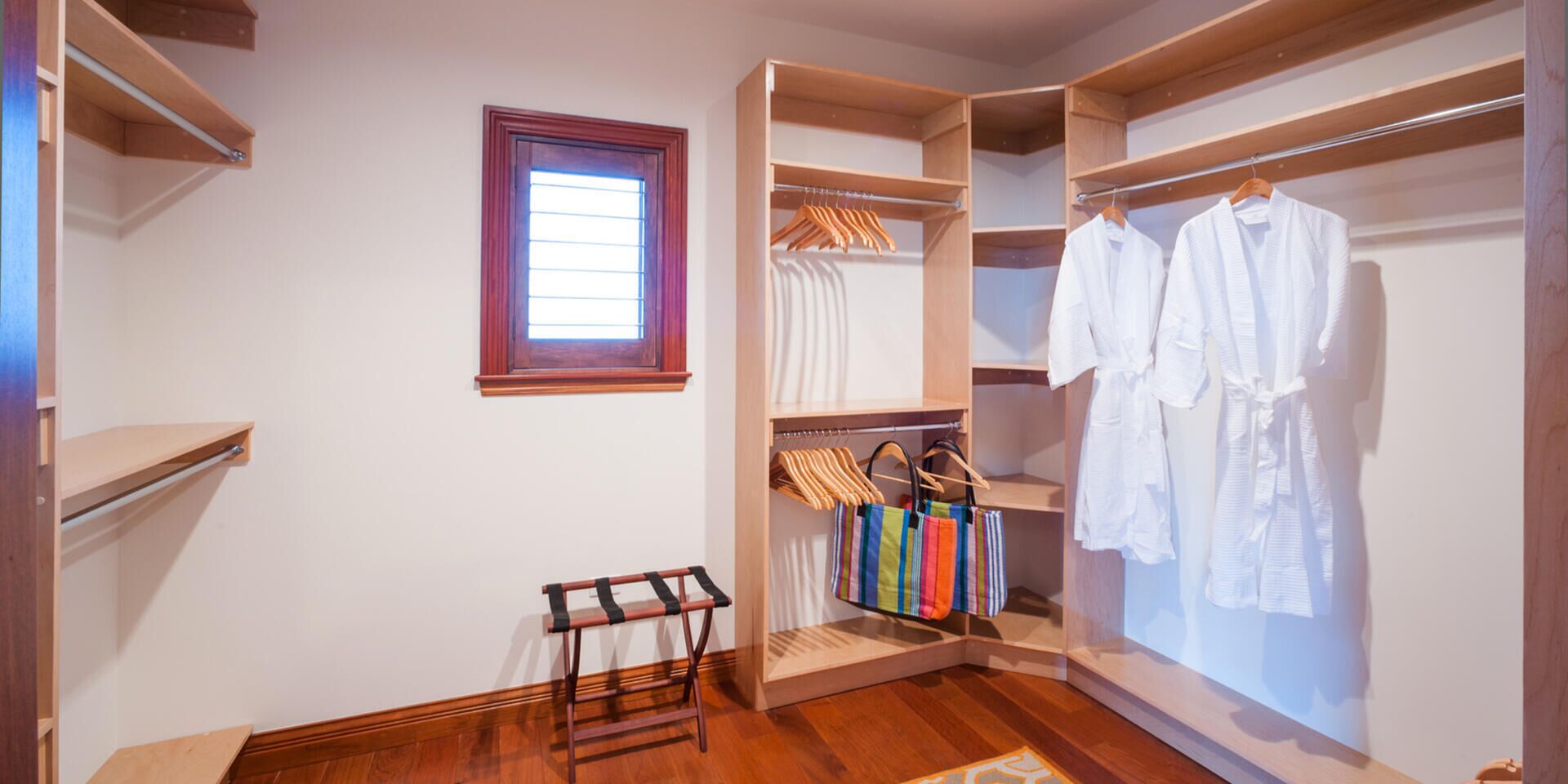Studio (3 Bedrooms) | Almari pakaian