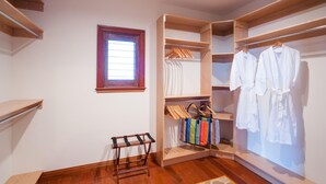 สตูดิโอ (3 Bedrooms) | ตู้เสื้อผ้า