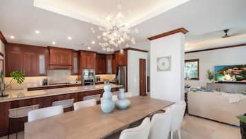 Studio (3 Bedrooms) | Ruang makan
