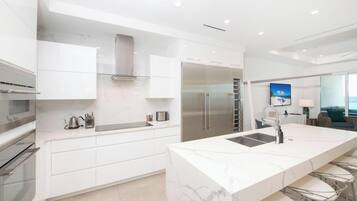 Apartment (2 Bedrooms) | Private kitchen | Microwave, dishwasher