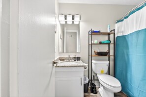 ヘアドライヤー、タオル、石鹸、トイレット  ペーパー