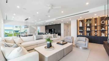 Apartment (4 Bedrooms) | Living area