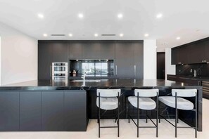 Apartment (4 Bedrooms) | Dapur peribadi | Ketuhar gelombang mikro, ketuhar, mesin basuh pinggan mangkuk 