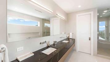 Apartment (4 Bedrooms) | Bilik Mandi | Pancuran mandi, tuala disediakan