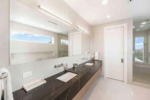 公寓 (4 Bedrooms) | 浴室 | 淋浴設備、毛巾