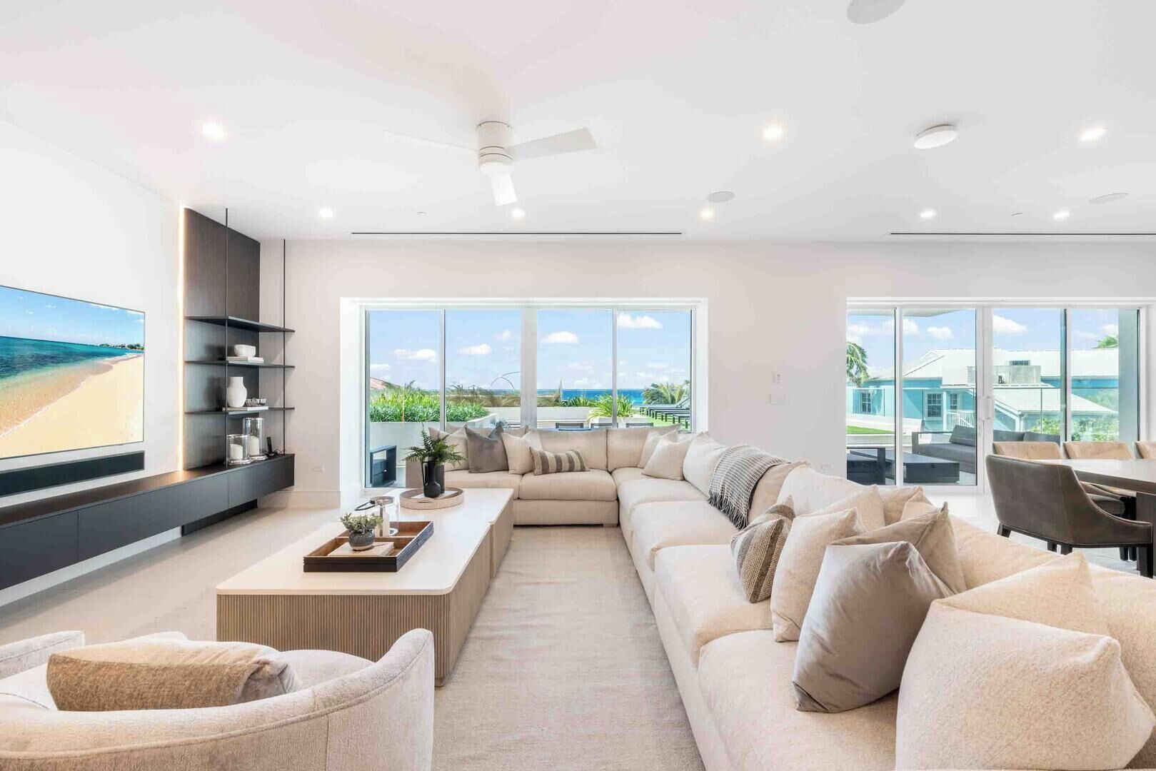 Apartment (4 Bedrooms) | Living area | TV