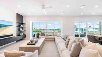 Apartment (4 Bedrooms) | Living area | TV