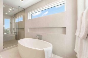 Apartment (4 Bedrooms) | Bathroom | Shower, towels - Aqua 2 on Seven Mile Beach (Seven Mile Beach)