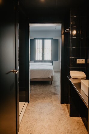 Een strijkplank/strijkijzer, reisbedje, gratis wifi, beddengoed