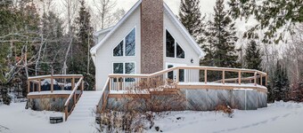 Private Lakefront Cottage - Sleeps 8