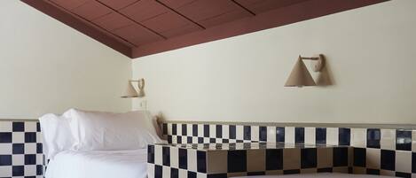 Een strijkplank/strijkijzer, reisbedje, gratis wifi, beddengoed